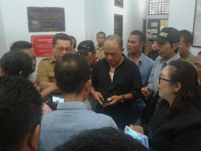 PPDB. Orangtua siswa bersama anggota DPRD Kota Jambi mendatangi Kantor Disdik Kota Jambi 